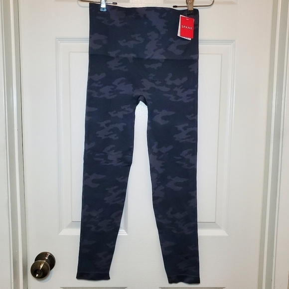Spanx Look at Me Now Seamless Cropped Leggings Black Camo Sz Large - Picture 2 of 8